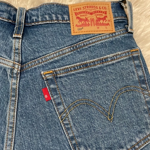 Levi’s 501 Stretch Short-PERFECT CONDITION - Picture 2 of 4